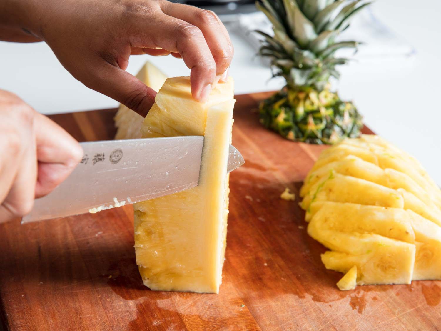 削去菠萝核的刀。