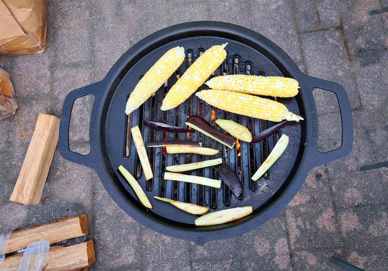 玉米和茄子在烤炉上烤制