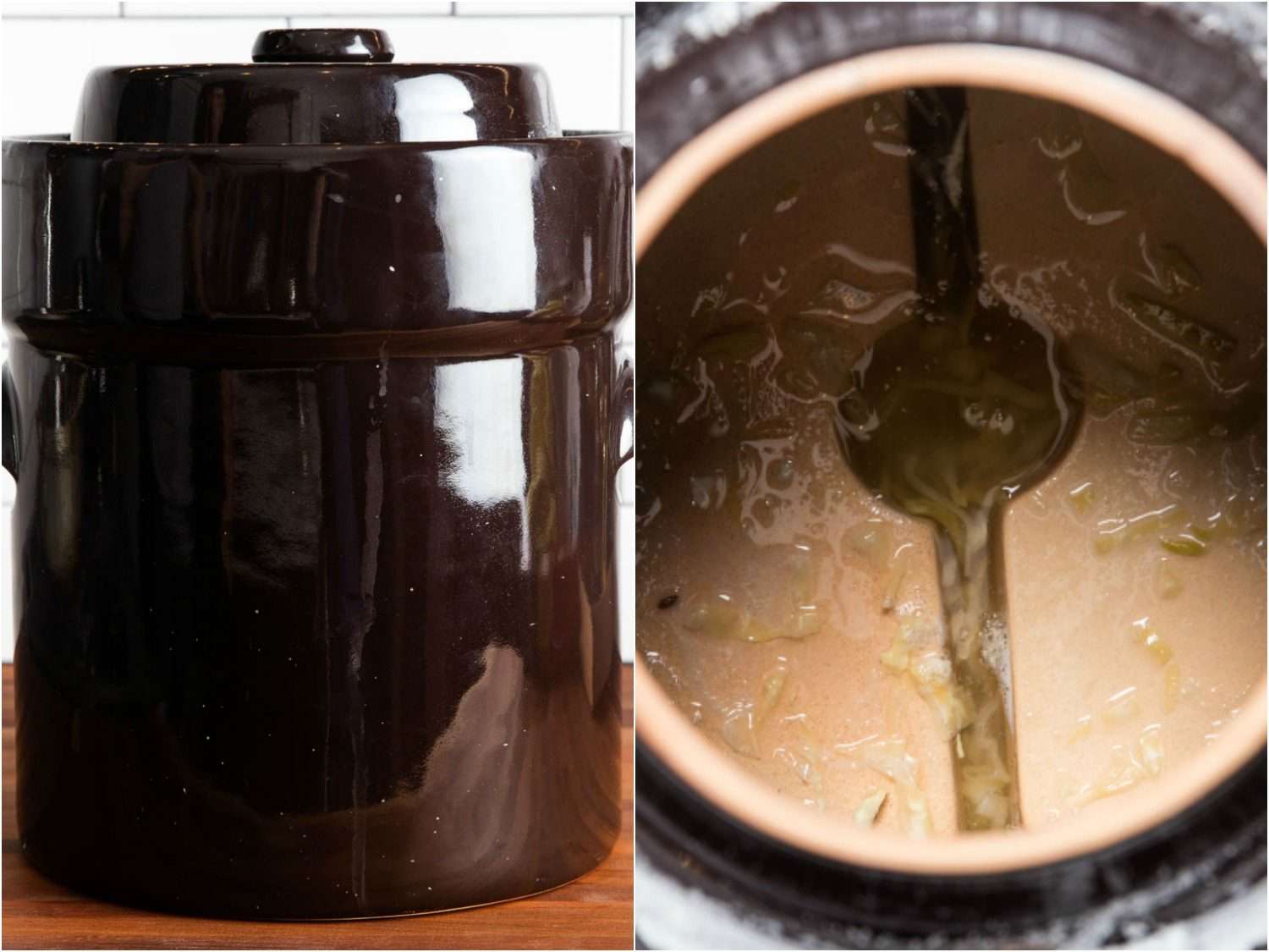 一个放着酸菜的发酵罐显示了用来使卷心菜保持在盐水表面以下的重量，以及有助于防止氧气进入的水渠气闸