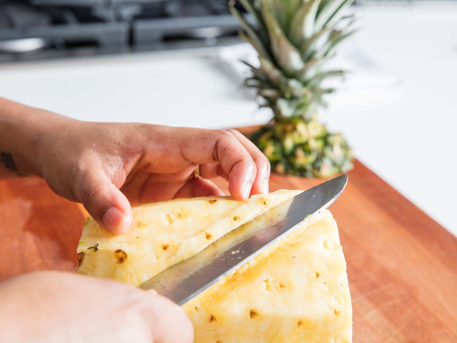 切菠萝眼的刀沿着菠萝眼对角线切的刀