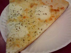 装在纸盘子里的一片纽约式白披萨。