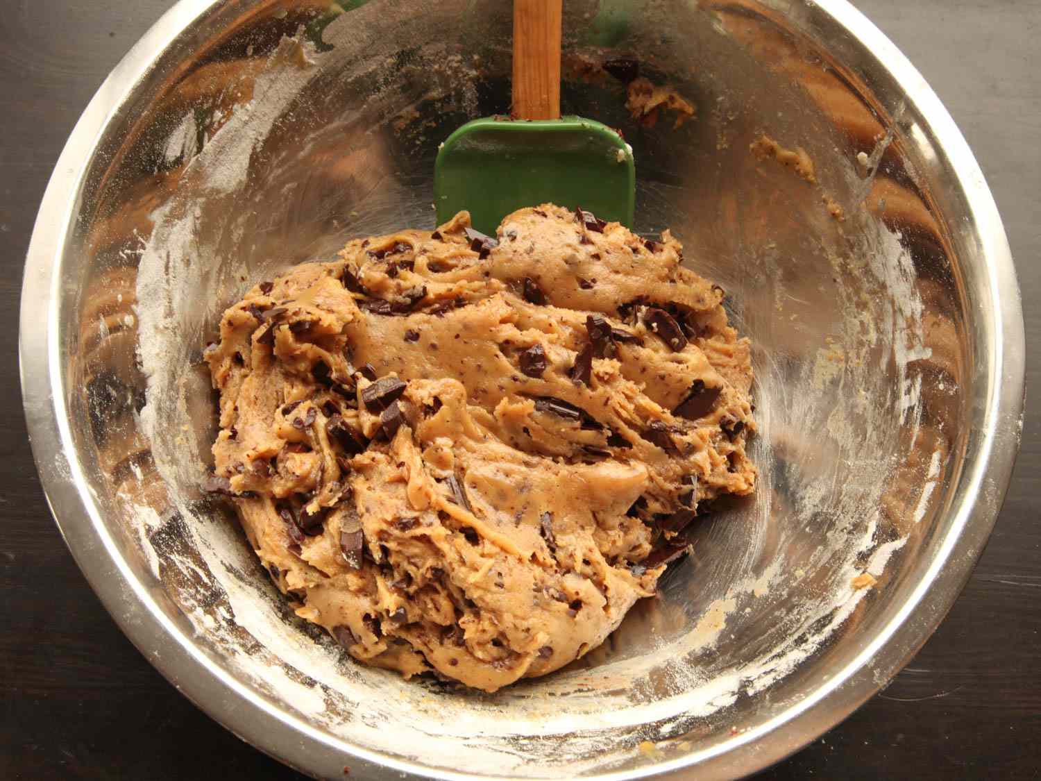 一碗饼干面团，在面粉中混合过多，使饼干坚硬，质地光滑。gydF4y2Ba