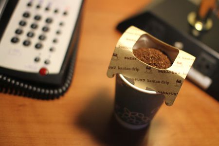 制作咖啡使用kantan沥干架纸杯。