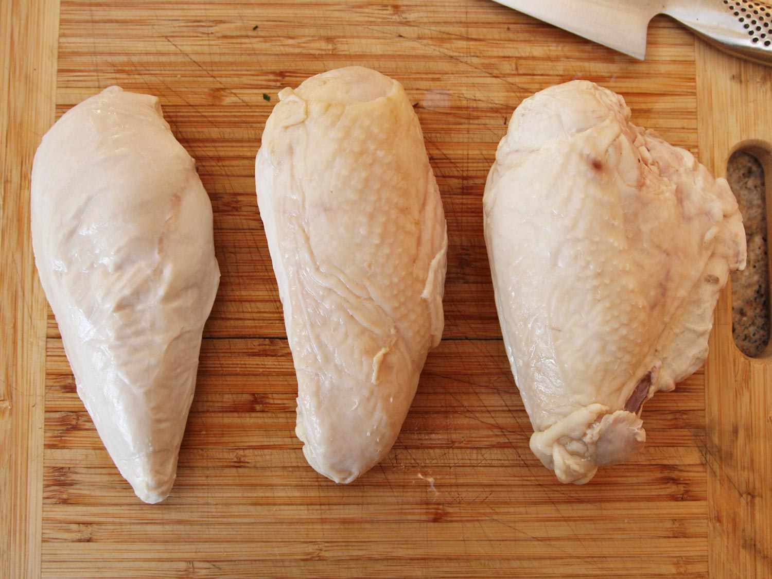 三个鸡胸肉:一个皮,皮,皮和带骨
