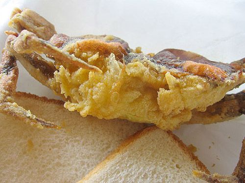 炸软壳蟹配两片面包。