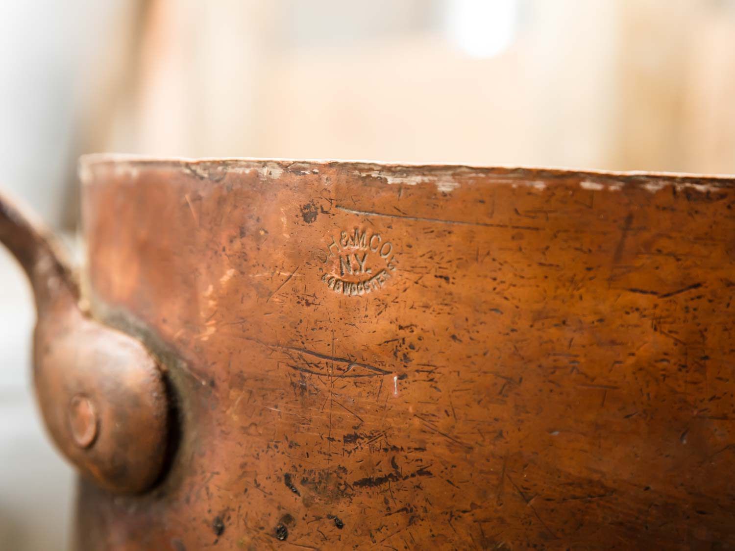 一件老式铜制炊具上印有该公司印章的特写