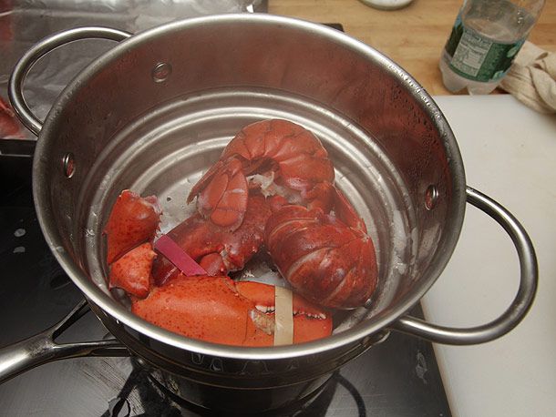 鲜红的蒸龙虾部位，装在蒸笼篮子里