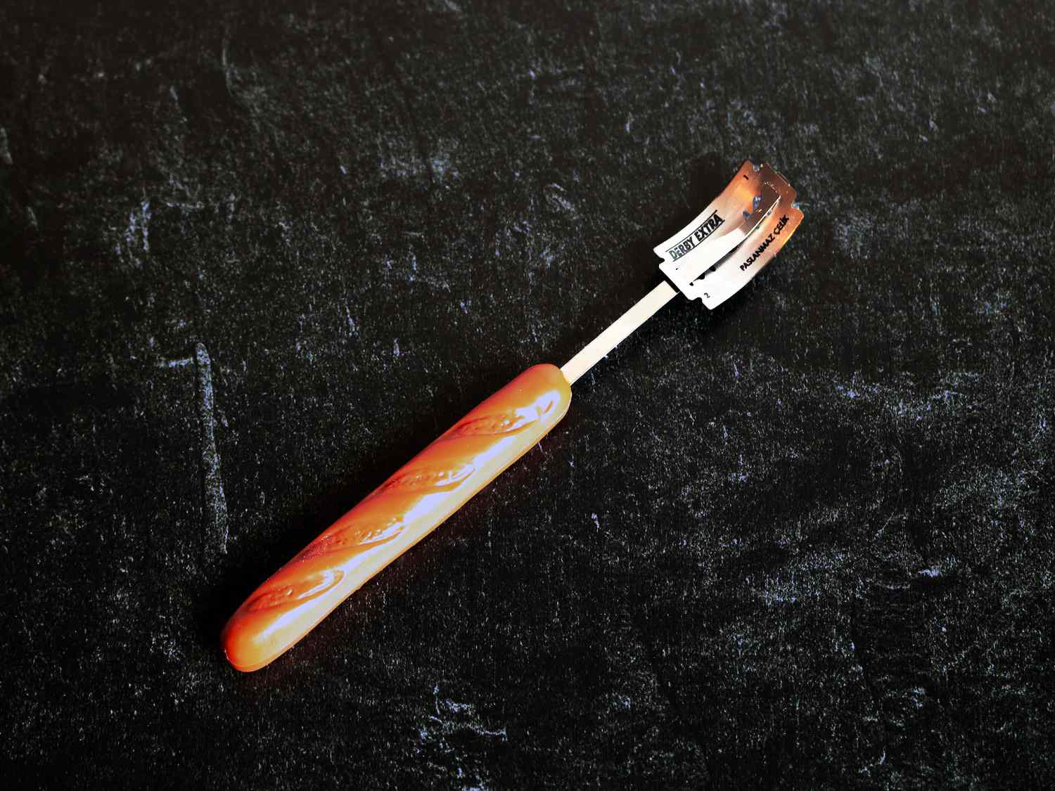 长棍柄:长棍状的柄，附在一根细金属棒上，用来在面包面团上刻痕