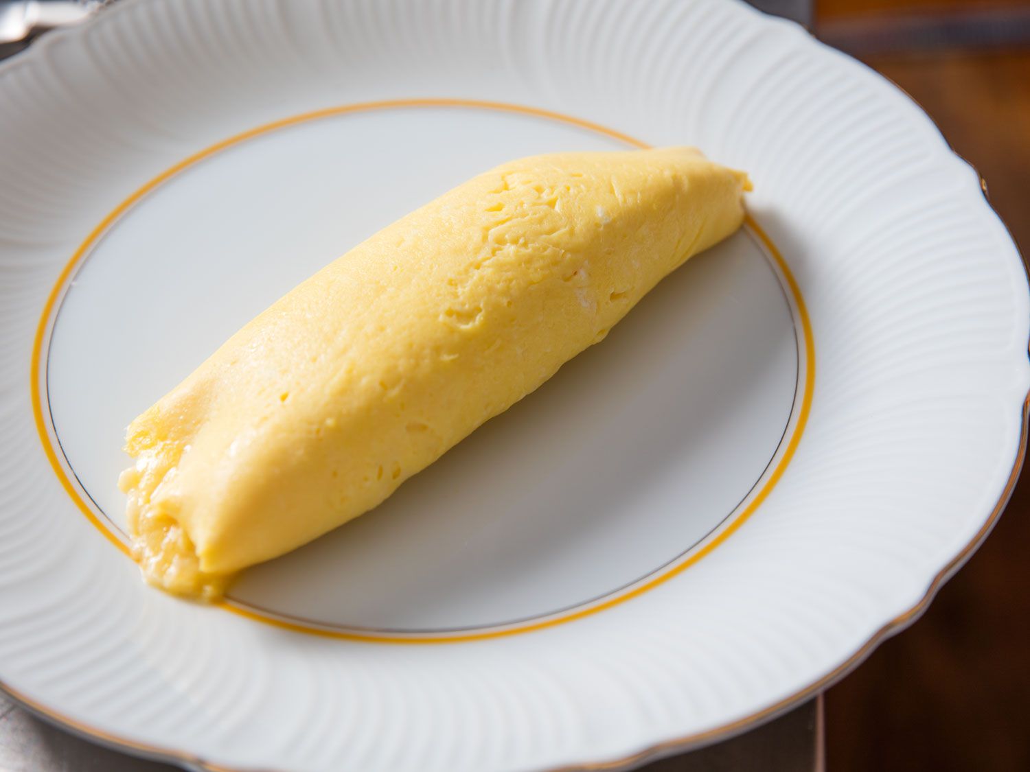 经典的法式煎蛋放在优雅的白色盘子里。gydF4y2Ba