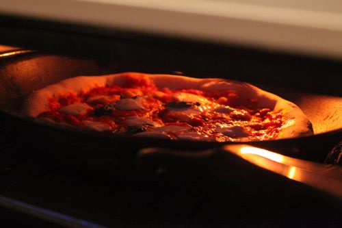 把自制的那不勒斯披萨放进烤箱。