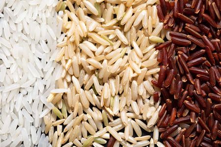 成堆的生大米、糙米和红米饭。