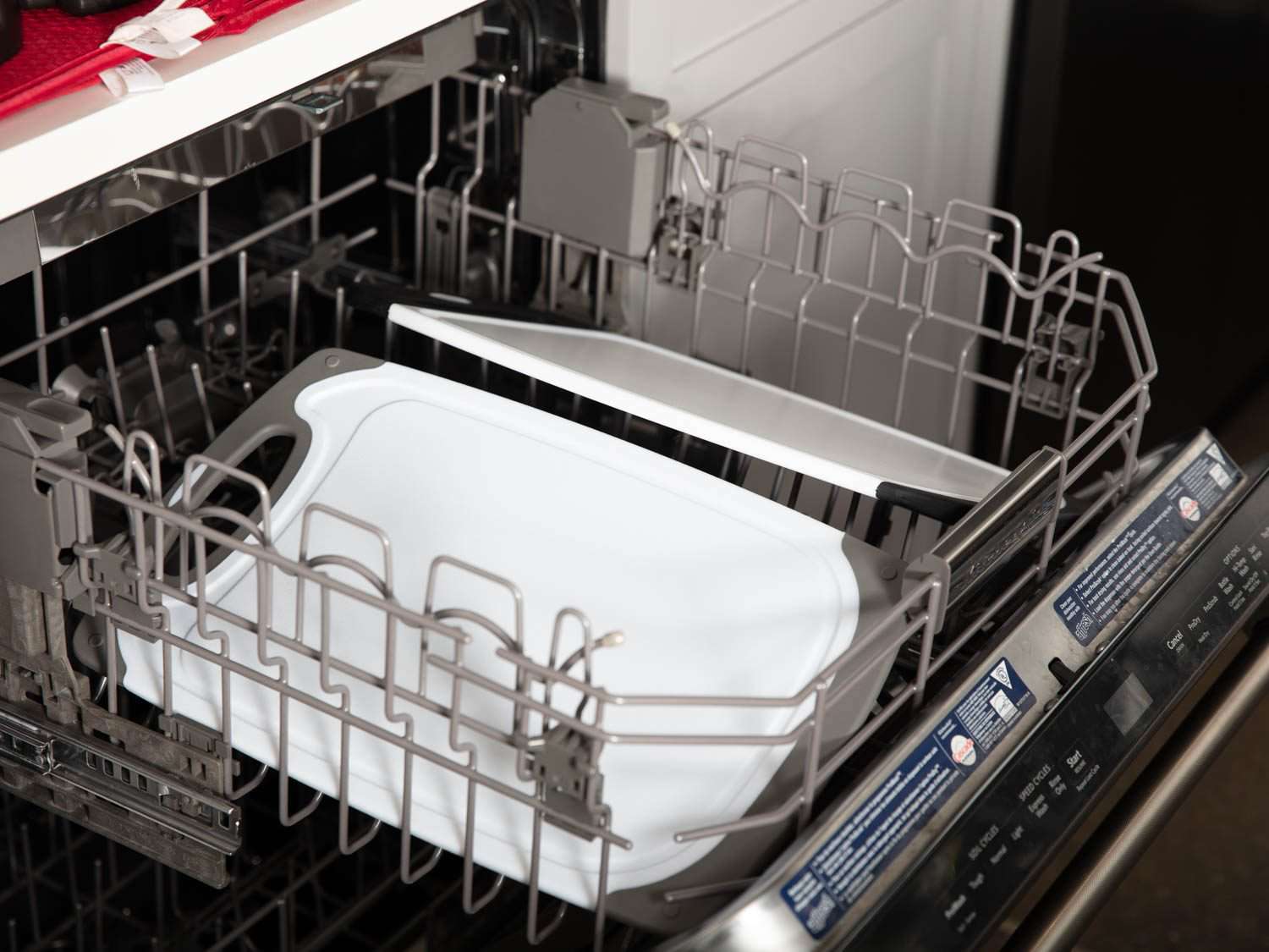 把切菜板放进洗碗机就是在测试他们声称的洗碗机安全。