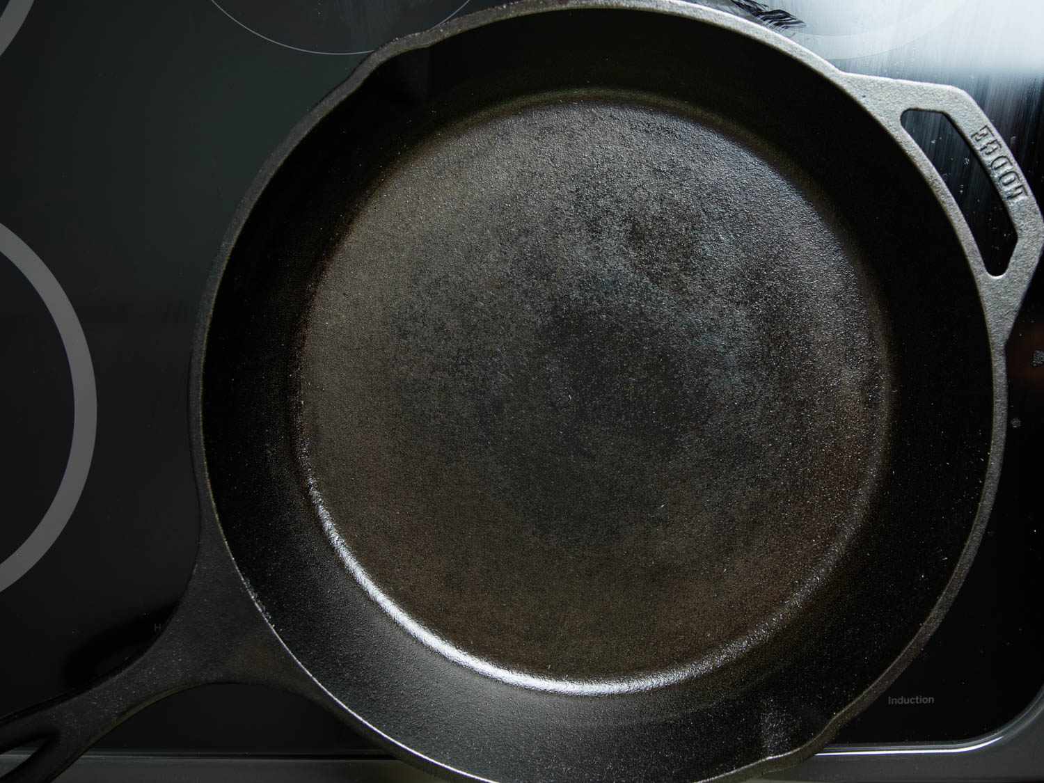 清洗和上油铸铁盘,设置在热聚合油调味料的到一个新的图层。