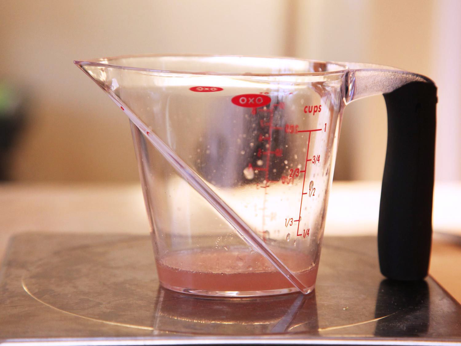 液体量杯的液体从鸡胸肉煮熟的真空表示到140华氏度