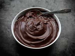 一碗带勺子的巧克力布丁