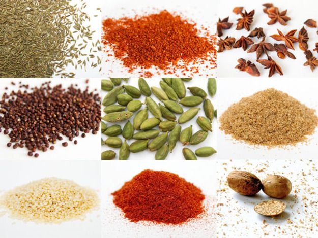 印度烹饪中常用的九种香料拼贴，包括孜然籽、八角茴香、棕色芥末籽、绿色小豆蔻荚、amchoor或芒果粉，以及整个肉豆蔻。