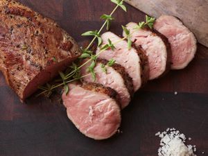 将猪里脊肉切片，煮至五分熟，然后烤至外皮呈褐色。