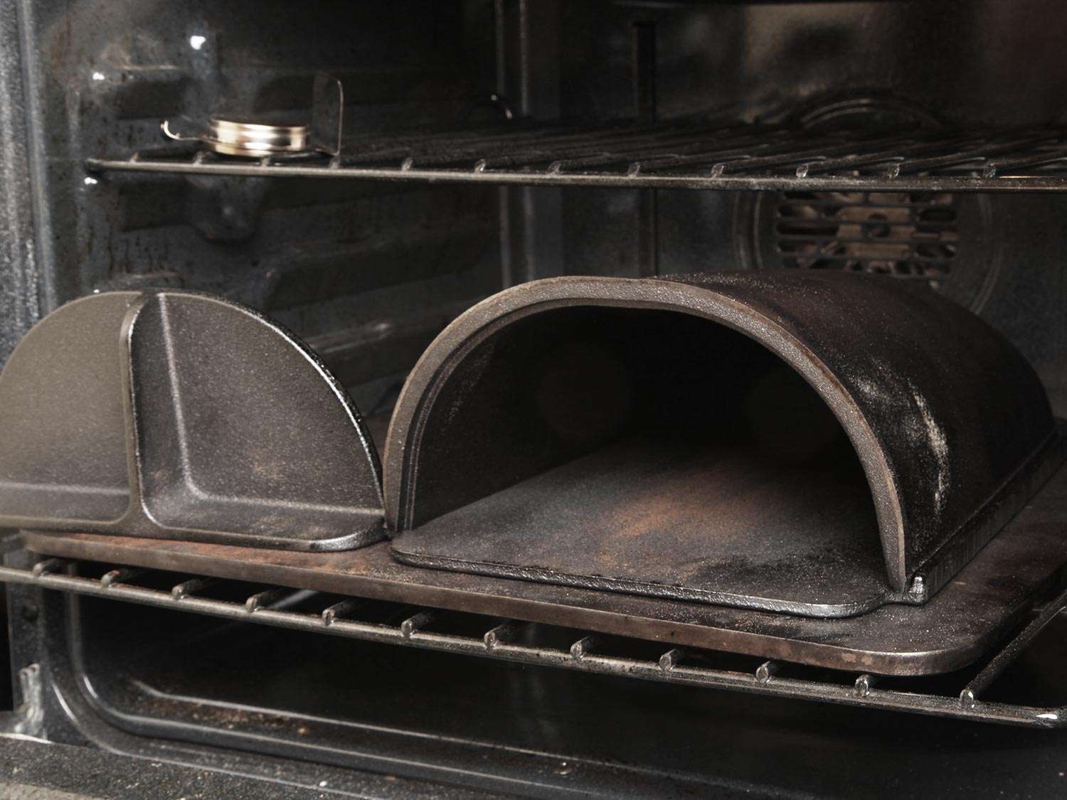 一个Forneau钢炉在烤箱烤面包。