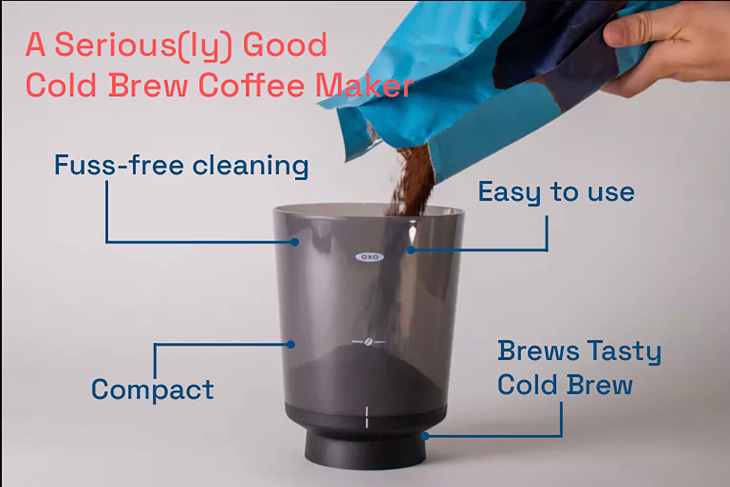 OXO冷萃咖啡机的注释图像，注意到它紧凑，易于清洁，易于使用，并酿造美味的冷萃咖啡