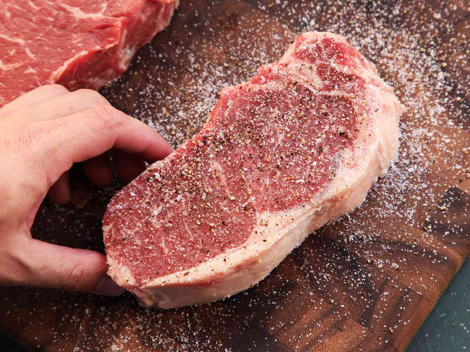 Anova-Steak-Guide-Sous-Vide-Photos04-seasoning.jpg