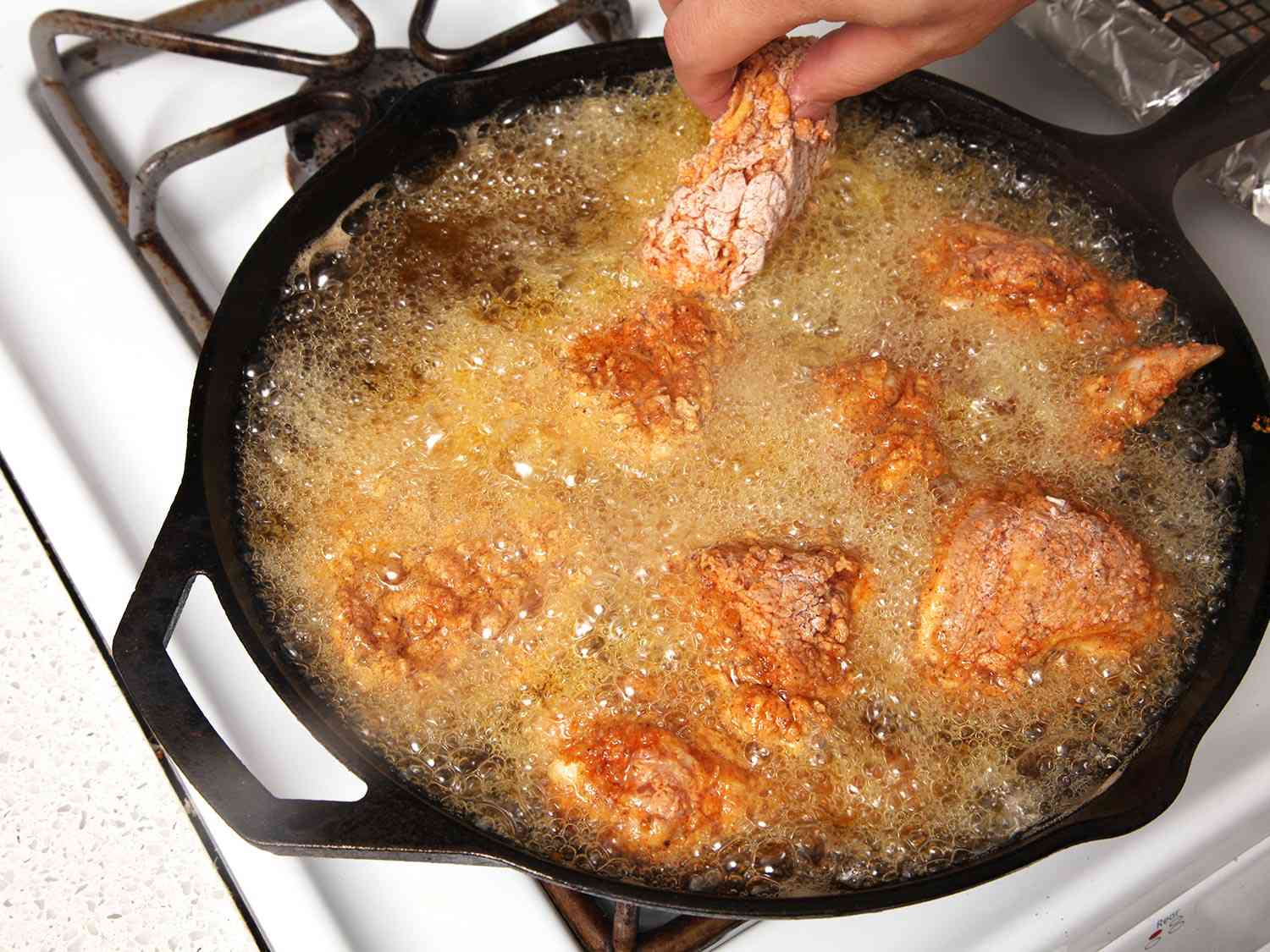 鸡在铸铁煎锅