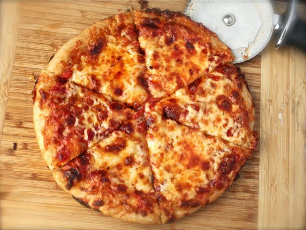 新英格兰希腊式披萨旁边的披萨刀。gydF4y2Ba
