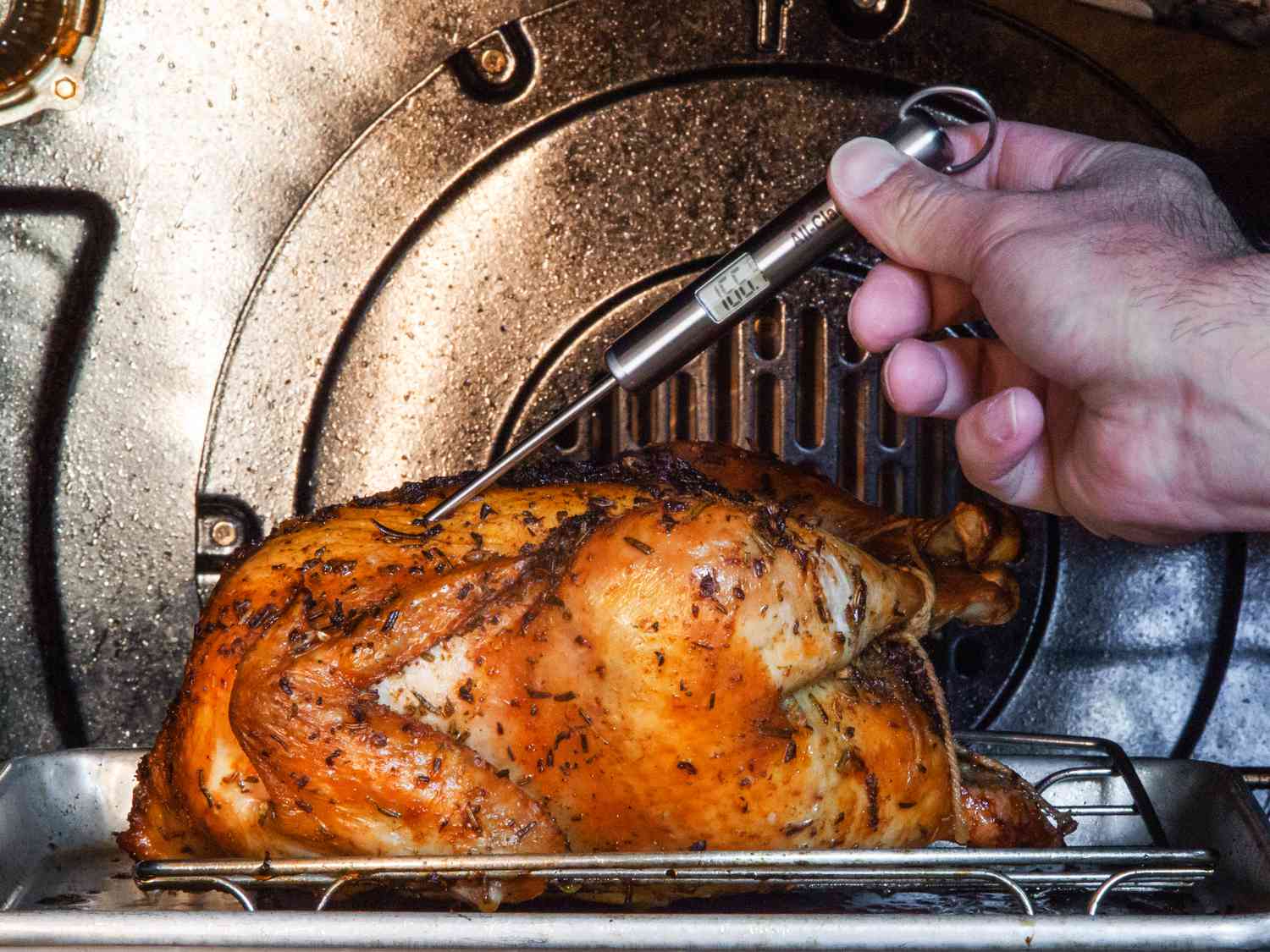 在烤箱中测量烤鸡温度的全包温度计
