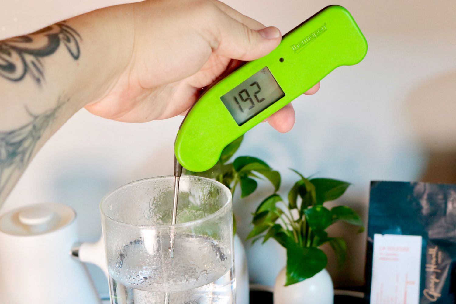 一种即时读数的温度计，可以测量水的温度