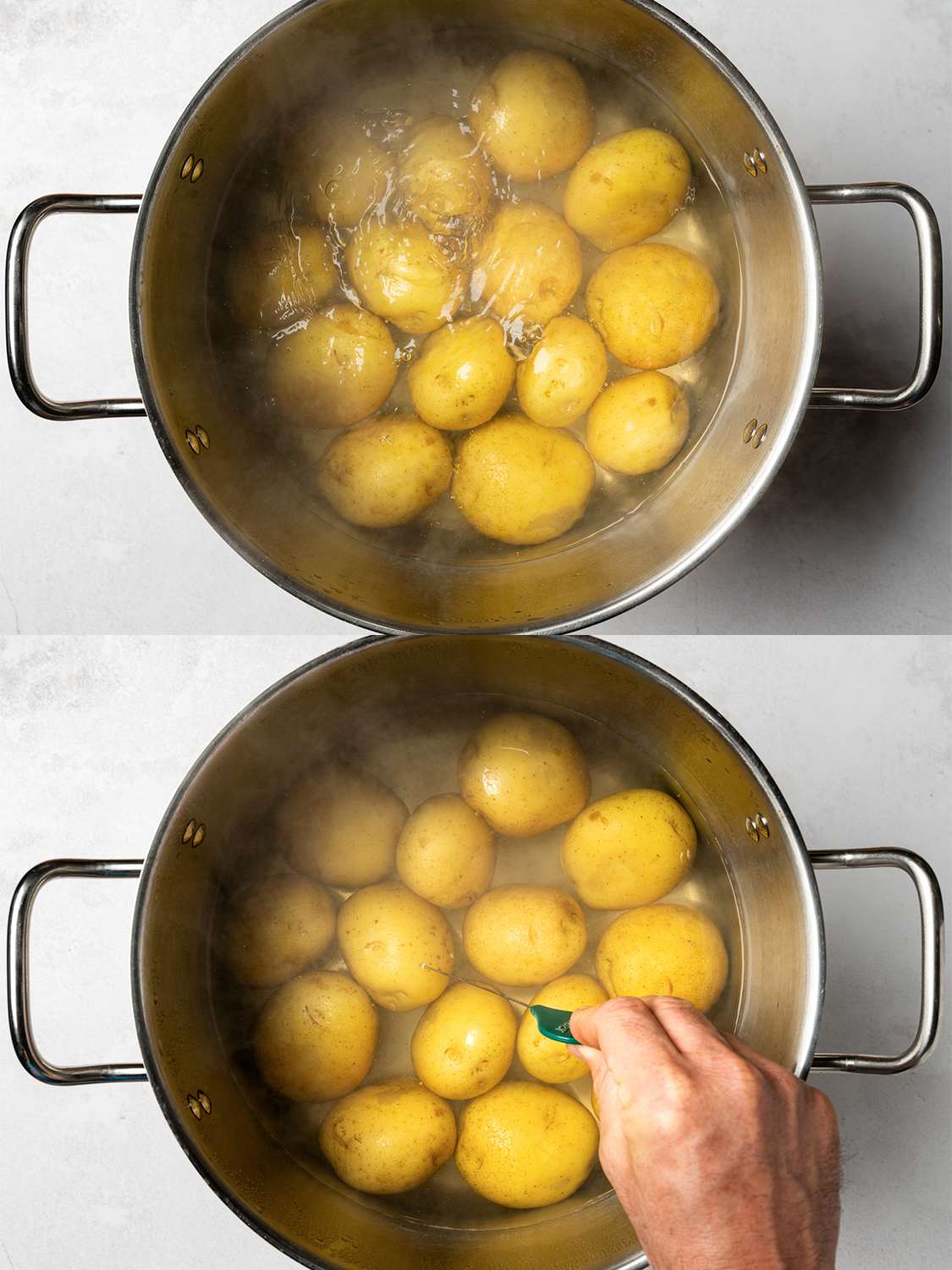 两幅图像的拼贴画。上图是一锅沸水里的育空黄金小土豆。下图显示的是已经煮熟的土豆，用手拿着金属蛋糕测试器测试土豆的熟度。