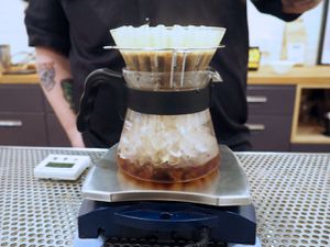 日本风格的冰咖啡，在一个杯子上用冰冲泡而成。