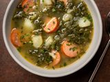 一碗安慰自制的翡翠汤葡萄牙汤