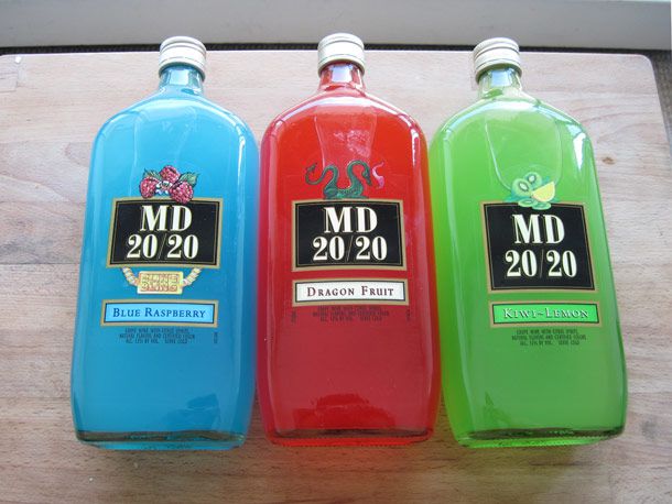 三瓶MD 20/20放在一起:蓝覆盆子、火龙果和猕猴桃柠檬。