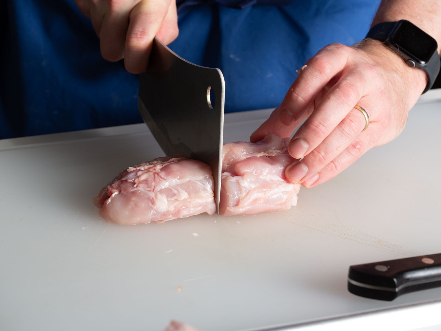 用切肉刀把兔鞍切成两半。