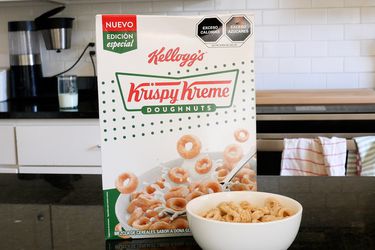 一盒Krispy Kreme麦片和一碗麦片放在一起