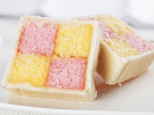 两片有黄色和粉色格子的巴顿堡蛋糕。