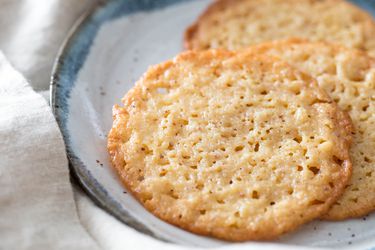 一小盘蕾丝饼干，这是一个不需要搅拌器的烘焙食谱的例子。