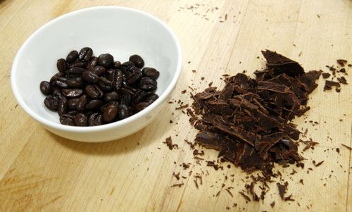 把一碗咖啡豆放在砧板上，旁边是切碎的巧克力。gydF4y2Ba