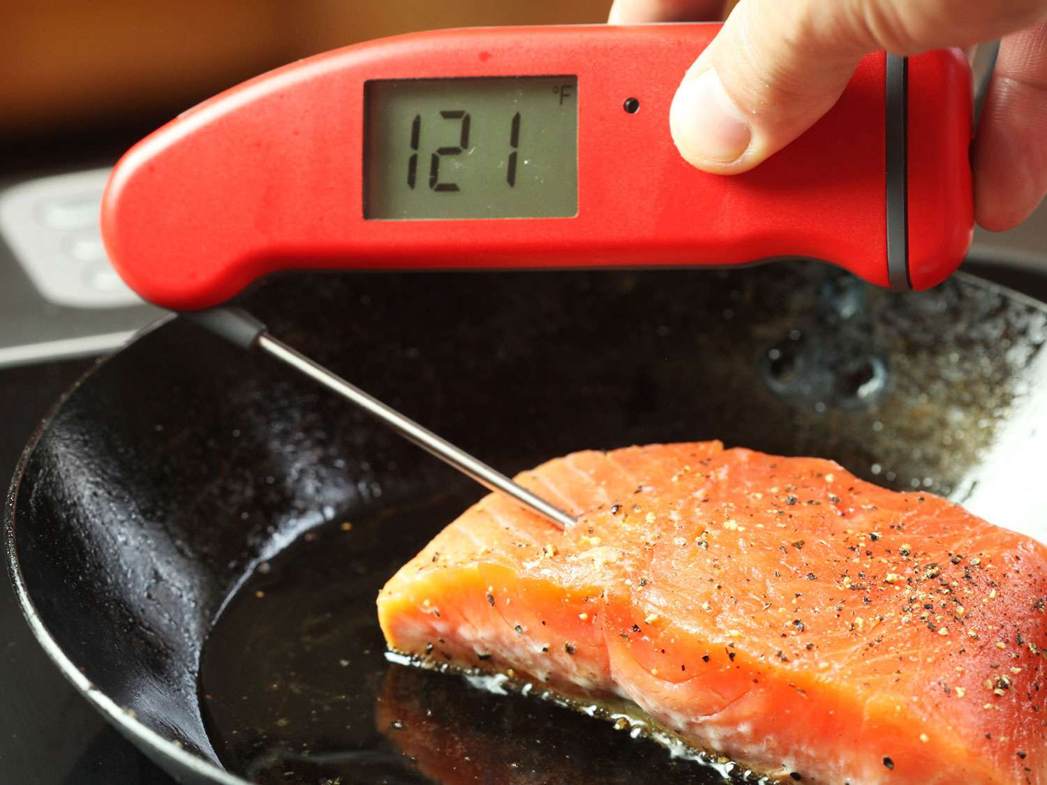 使用即时读数温度计可以看到烤鲑鱼片的内部温度是华氏121度。