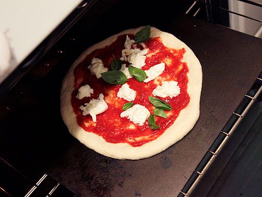 烤箱里的钢片上的生披萨