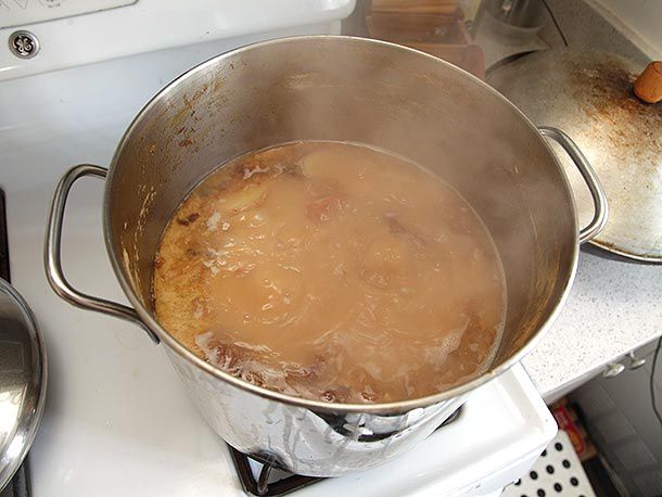 在汤锅里煮火鸡高汤。