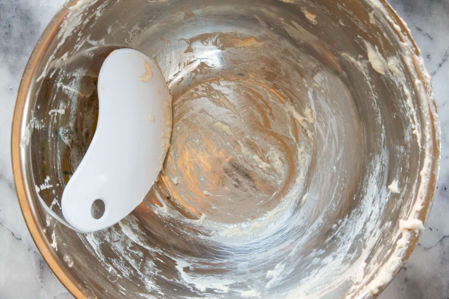 碗刮刀在碗内用面团刮绕碗内。