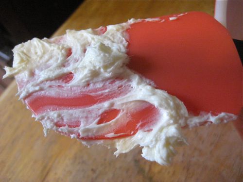 涂了奶油奶酪的橡皮刮刀。