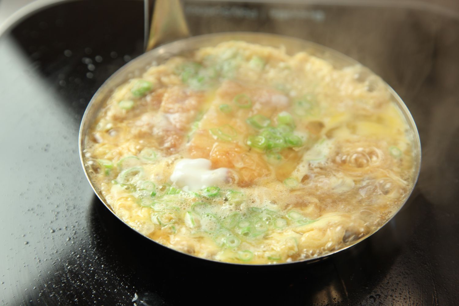 打鸡蛋添加到炖肉片和肉汤。