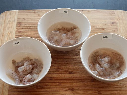 将虾浸泡在3碗液体中:白开水，盐水和小苏打水。
