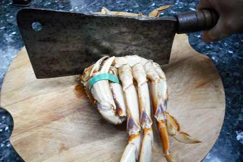 大型刀砍一只螃蟹的中心