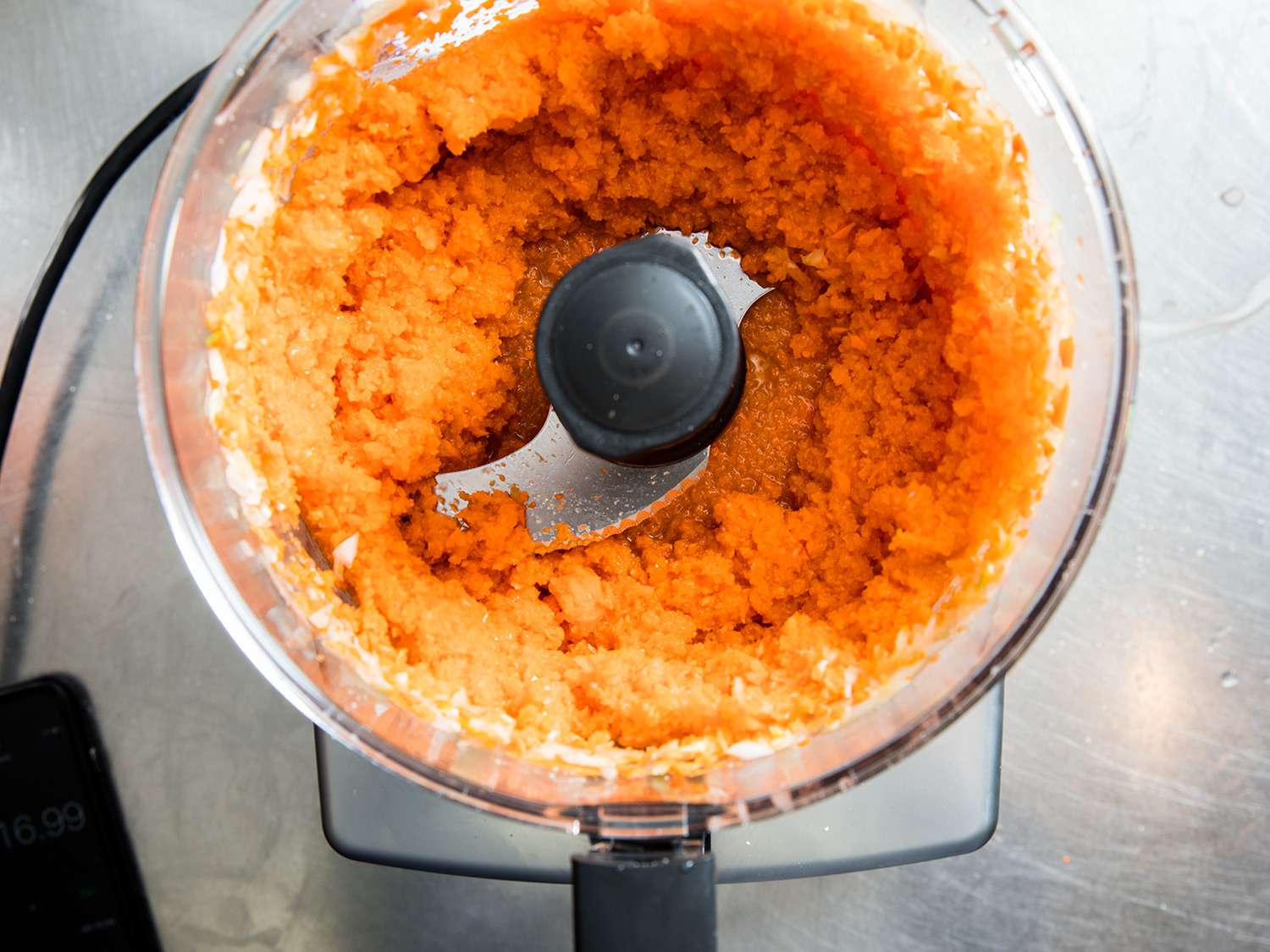 在食品加工碗中放入切碎的胡萝卜
