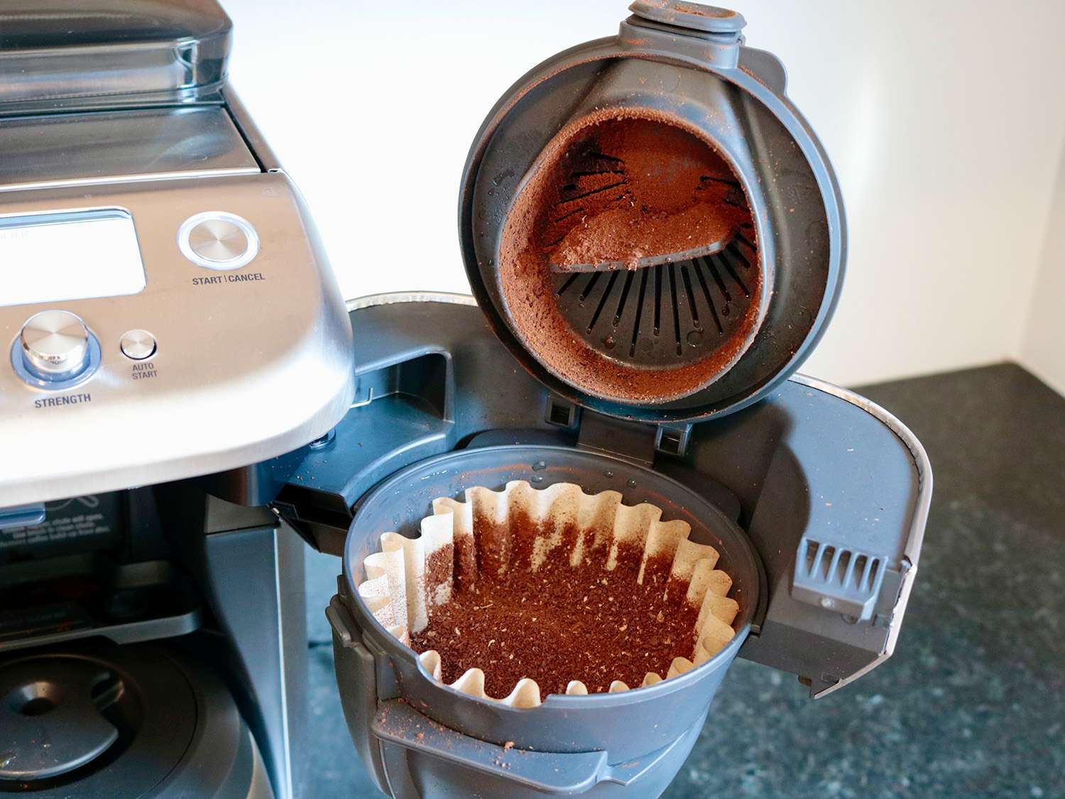 开放的过滤器篮子在咖啡机咖啡粉显示过滤器