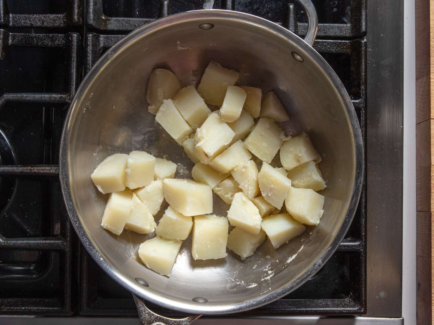 煮干的土豆放在炖锅里。