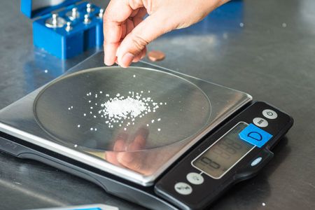 电子厨房秤测量盐。