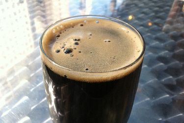 一杯自制的干黑啤。